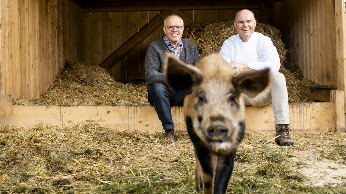 Rudi Obauer mit Schwein 2